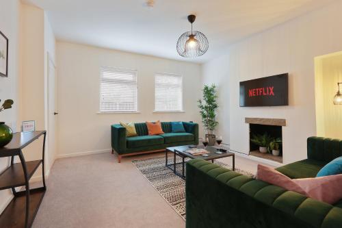 The Lodge - comfortable, stylish, 3 bedroom home with 3-6 beds near Utilita Arena - free parking in วูดเฮาส์