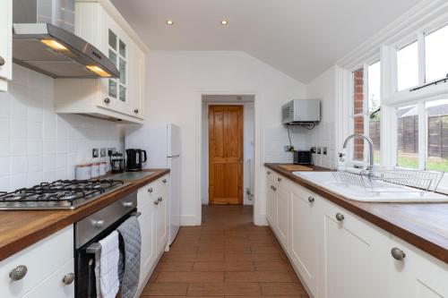 Entire 5 Bed House - Contractors, Family's & More - Free Parking in Hatfield