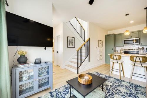 7 Mi to Downtown Dripping Springs Home with Views! in Dripping Springs, USA