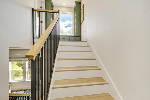 7 Mi to Downtown Dripping Springs Home with Views! in Dripping Springs, USA