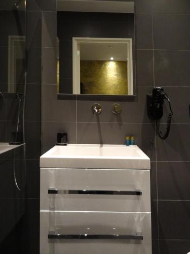 Small Single Room image 3