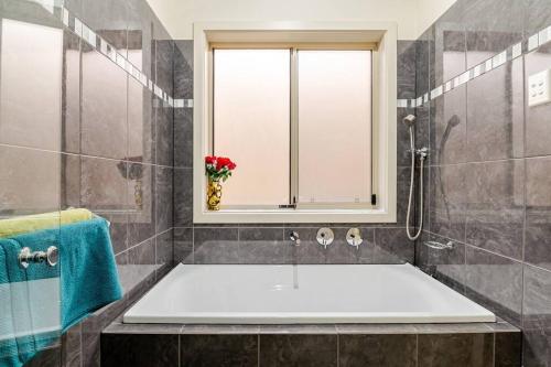 Morden Elegant 4 Bedroom House in Gepps Cross