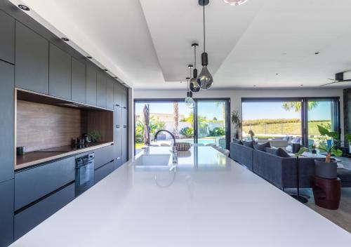 virtuve, La Californienne - Villa contemporaine design in Sauvian