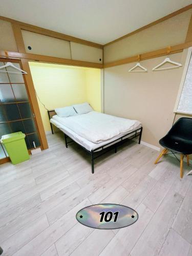 1 double bed, 1 bunk bed
