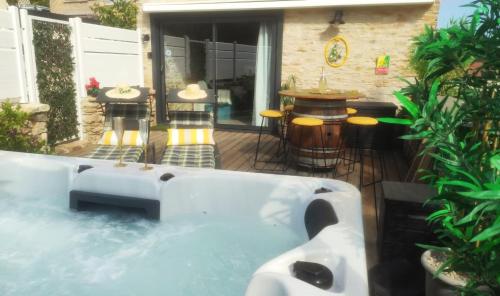 Jacuzzi au Lemon Tree et charme des pierres dorées (Jacuzzi au Lemon Tree et charme des pierres dorees) in Panossas