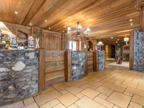 Chalet renove avec spa, piscine et parking, pied des pistes - FR-1-461-11 near Le Plan B