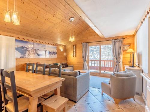 Chalet 3 chambres avec spa et piscine, pied des pistes - FR-1-461-25 in Villarencel
