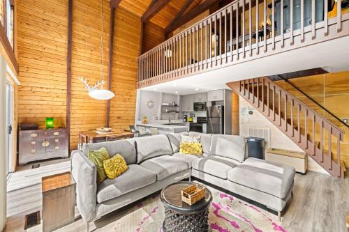 Treetops Chalet - 3bd/2bt Boutique Cabin w/Mt Leconte views in Gatlinburg in Gatlinburg, USA