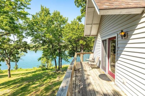 Artilla Cove Cabin 9- Lakeside- Pool & Hot Tub in Branson, USA