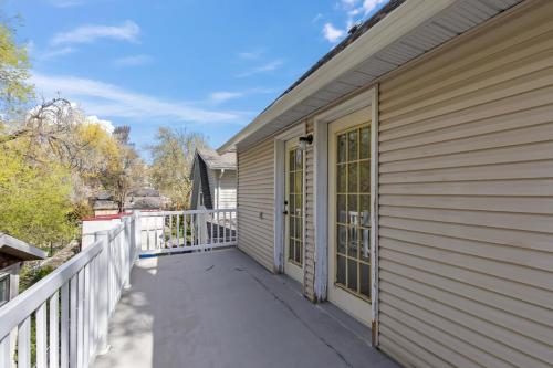 Private 2 bdrm, bath, kitchenette, living room & Walk to KGH, City Park & Beaches in Kelowna, Canada