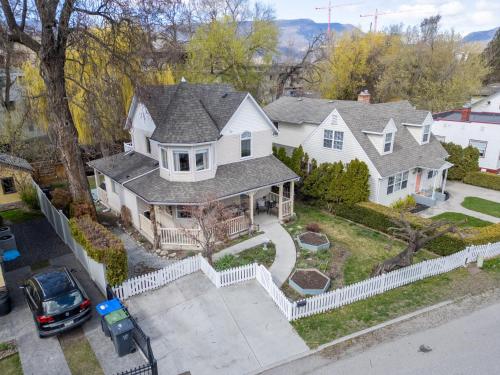 Private 2 bdrm, bath, kitchenette, living room & Walk to KGH, City Park & Beaches in Kelowna, Canada