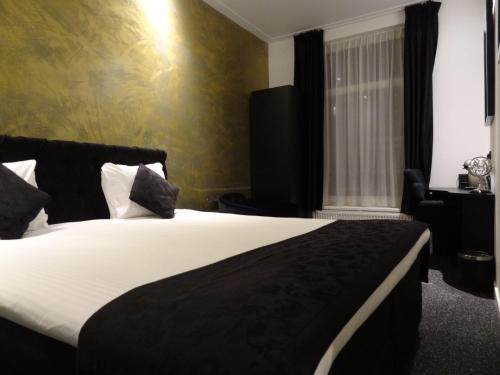 Double Room image 6