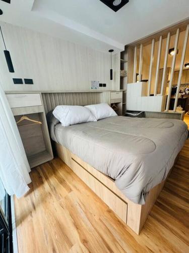 One-Bedroom Apartment image 6