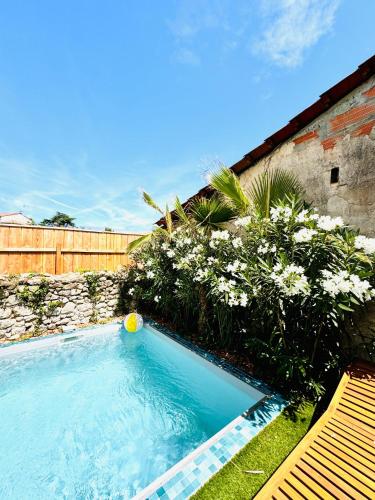 maison luxueuse avec piscine privee chauffee near Brasserie le Johnston