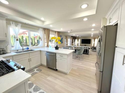 Family Paradise near Disneyland with Sparkling Pool in Fountain Valley