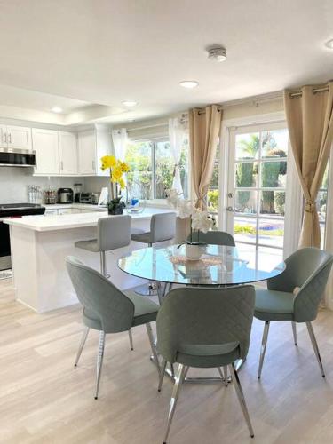 Family Paradise near Disneyland with Sparkling Pool in Fountain Valley