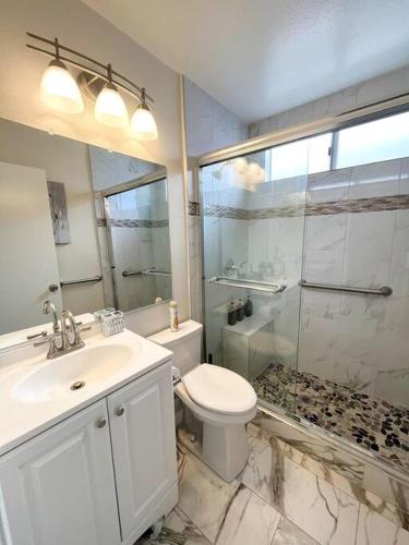 Family Paradise near Disneyland with Sparkling Pool in Del Prado Bolsa, USA