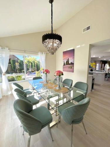 Family Paradise near Disneyland with Sparkling Pool in Fountain Valley