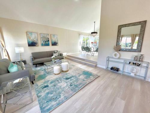 Family Paradise near Disneyland with Sparkling Pool in Fountain Valley