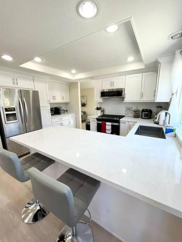 Family Paradise near Disneyland with Sparkling Pool in Fountain Valley