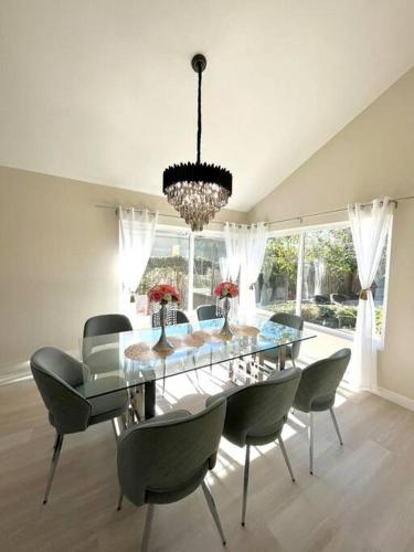 Family Paradise near Disneyland with Sparkling Pool in Fountain Valley