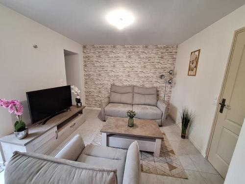 Belle maison au bord du plan d'eau gîte à louer La Vergne