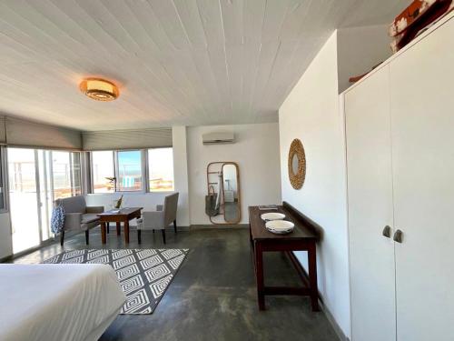 Deluxe Double Room with Balcony and Sea View image 3
