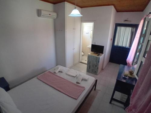 PETROS ROOMS to LET KALOGRIA BEACH