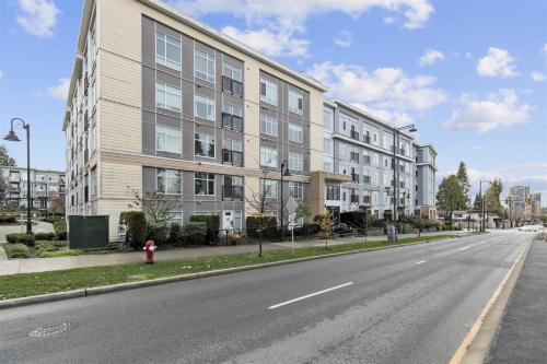 Skytrain, Spa Bath, Parking, Gym, 2 Bedroom Sleeps 6 Central Apartment in Surrey in North Surrey, Canada