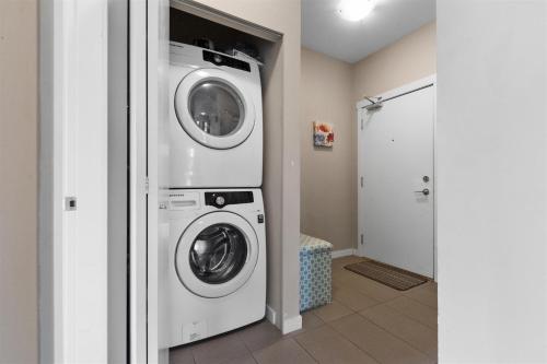 Skytrain, Spa Bath, Parking, Gym, 2 Bedroom Sleeps 6 Central Apartment in Surrey in North Surrey, Canada