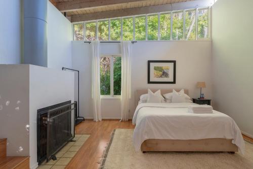 Malibu Retreat with Beach Access and Ocean View in Malibu, USA