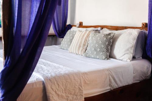 1 king bed, 1 twin bed