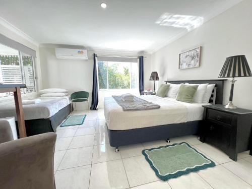 Superior Queen Room with Private Bathroom image 6