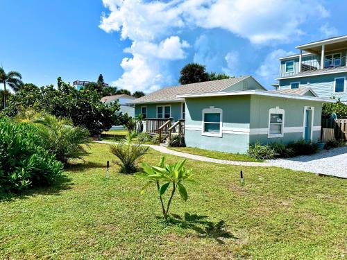 CB Beach House - Steps to The Sand, Surf and Sea in South Cocoa Beach, USA