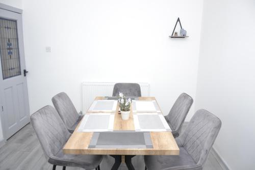 Dotări, Modern Retreat Your Birkenhead Heaven, A Peaceful Getaway in Birkenhead