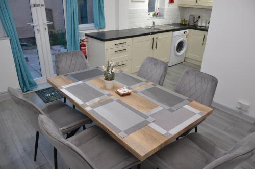 bucătărie, Modern Retreat Your Birkenhead Heaven, A Peaceful Getaway in Birkenhead