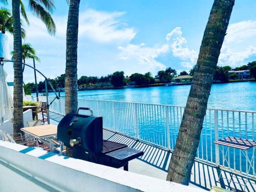 One-Bedroom Apartment room in OCEAN VIEW 1BR 2BA BEACH CONDO Parking