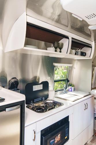 Cocina, Off Grid RV Bermuda in Smith's
