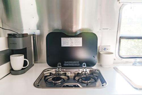 Cocina, Off Grid RV Bermuda in Smith's