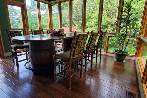 Faciliteter, A-Frame Getaway with Hot tub, Sauna, Fire Pit & Pond - Station Camp Getaway in Irvine (KY)