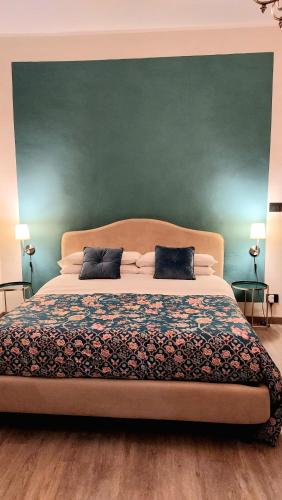 1 queen bed, 1 twin bed