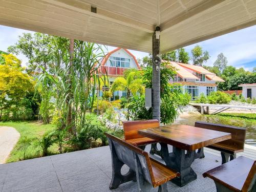 Tina's Living Paradise II - Guesthouses with private pool, 5 min to beach Tina's Living Paradise II - Guesthouses with private pool, 5 min to beach