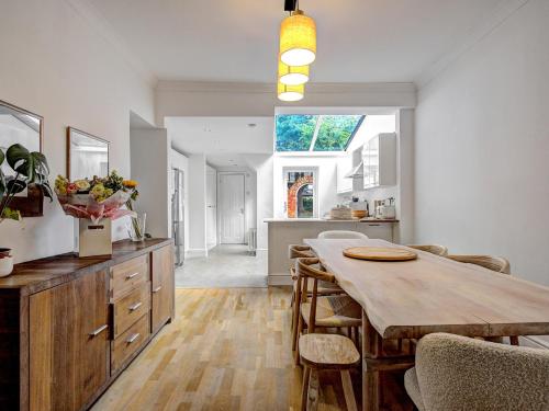 Pass the Keys Peaceful Boutique Period home Didsbury gîte à louer Didsbury House