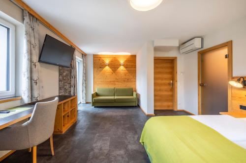 1 queen bed, 2 twin beds
