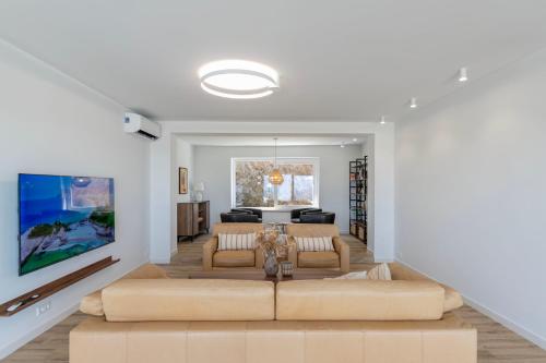 Happyplace Malaga -- Villa with Panoramic Sea View Heated Infinity Saltwater Pool, Málaga (photo 9)