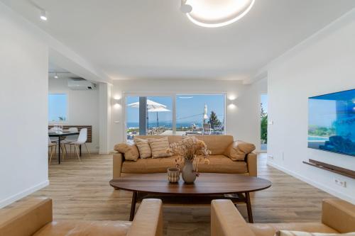 Happyplace Malaga -- Villa with Panoramic Sea View Heated Infinity Saltwater Pool, Málaga (photo 8)