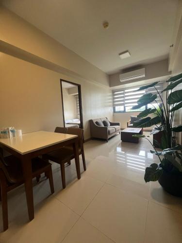 Exec 1br for 6 person One Manchester Place with pool , P 350 beach pass PP