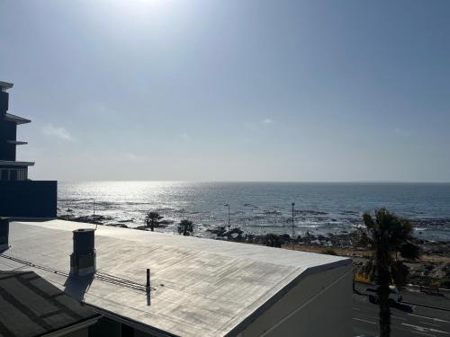 Coastal corner studio apartment in Mouille Point