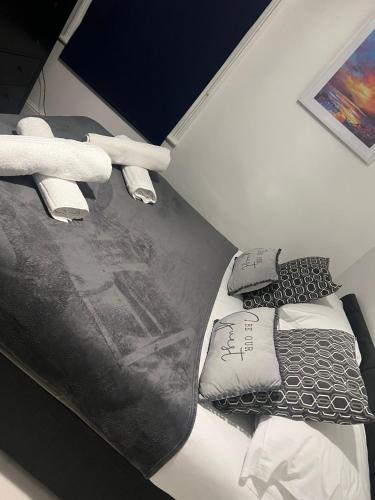 Lovely Large London Apartment, London