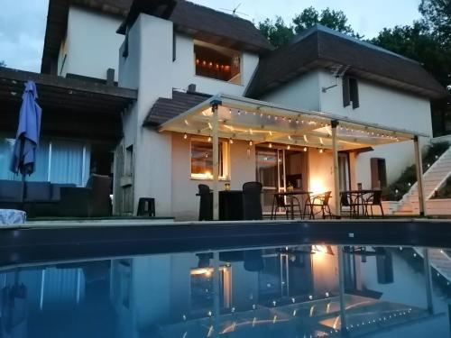LAPAUSEDEGOUT piscine chambres climatisées jacuzzi terrasse chambre d'hôte Souillac